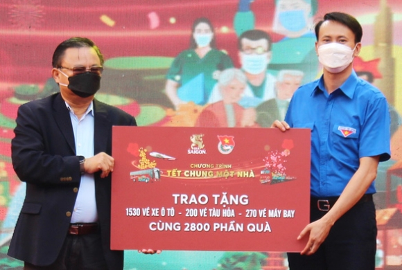 3 Tet Chung Mot Nha Dua Nguoi Lao Dong Kho Khan Ve Que