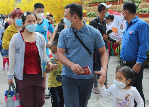 4 Tet Chung Mot Nha Dua Nguoi Lao Dong Kho Khan Ve Que