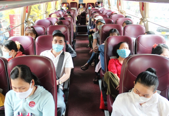 5 Tet Chung Mot Nha Dua Nguoi Lao Dong Kho Khan Ve Que