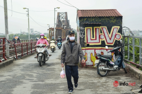 10 Nguoi Dan Ra Ho Tay Cau Long Bien Tha Ca Chep Tien Ong Tao