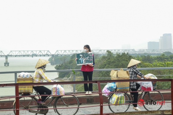 11 Nguoi Dan Ra Ho Tay Cau Long Bien Tha Ca Chep Tien Ong Tao