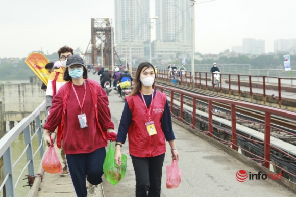 12 Nguoi Dan Ra Ho Tay Cau Long Bien Tha Ca Chep Tien Ong Tao