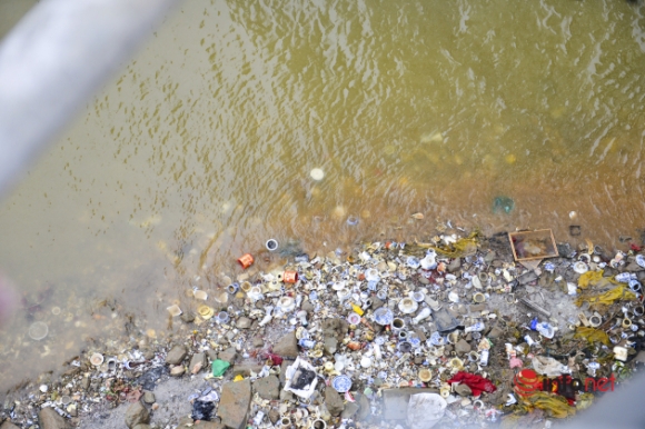 16 Nguoi Dan Ra Ho Tay Cau Long Bien Tha Ca Chep Tien Ong Tao