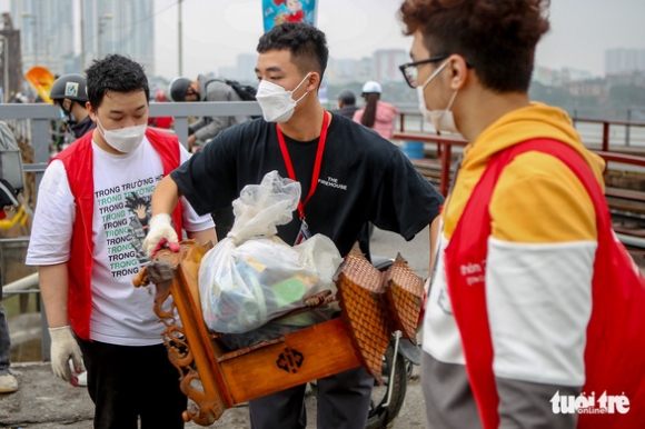 1 Ngay Ong Cong Ong Tao Lu Huong Ban Tho Da Bot Duoc Nem Xuong Song Hong