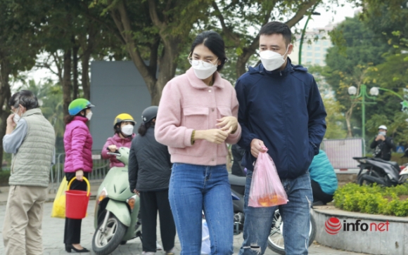 1 Nguoi Dan Ra Ho Tay Cau Long Bien Tha Ca Chep Tien Ong Tao