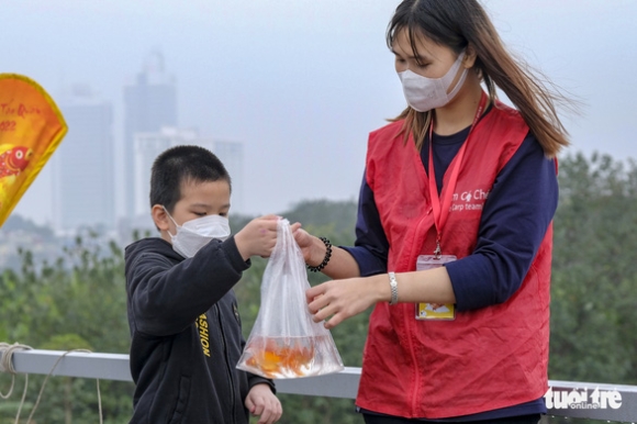 2 Ngay Ong Cong Ong Tao Lu Huong Ban Tho Da Bot Duoc Nem Xuong Song Hong