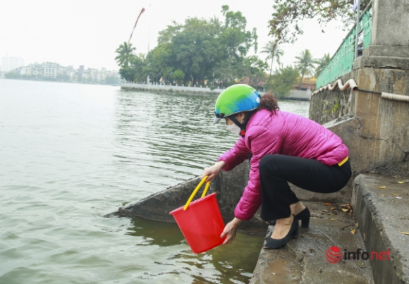 2 Nguoi Dan Ra Ho Tay Cau Long Bien Tha Ca Chep Tien Ong Tao