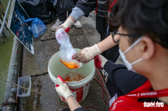 3 Ngay Ong Cong Ong Tao Lu Huong Ban Tho Da Bot Duoc Nem Xuong Song Hong