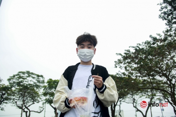 3 Nguoi Dan Ra Ho Tay Cau Long Bien Tha Ca Chep Tien Ong Tao