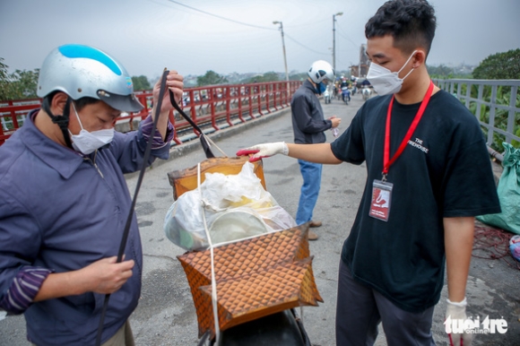 4 Ngay Ong Cong Ong Tao Lu Huong Ban Tho Da Bot Duoc Nem Xuong Song Hong