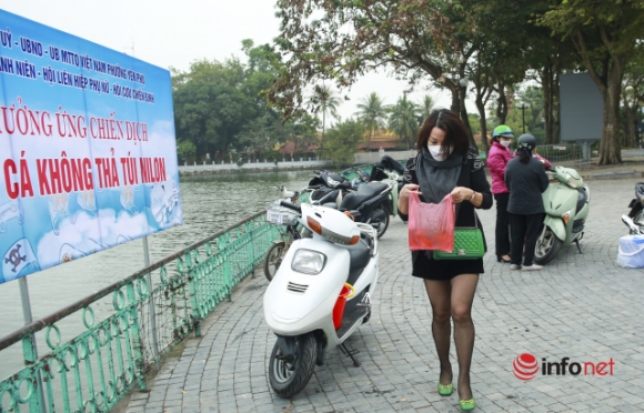 6 Nguoi Dan Ra Ho Tay Cau Long Bien Tha Ca Chep Tien Ong Tao