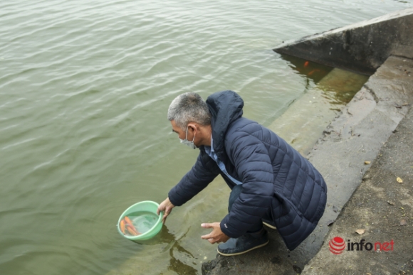 9 Nguoi Dan Ra Ho Tay Cau Long Bien Tha Ca Chep Tien Ong Tao