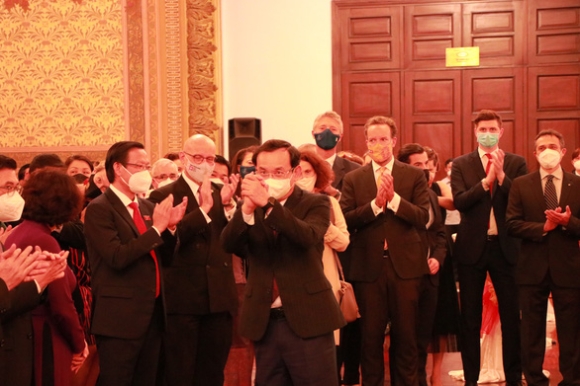 1 Giam Doc Amcham Viet Nam Se Vuon Len Manh Me Trong Nam 2022 Nho Ti Le Tiem Chung