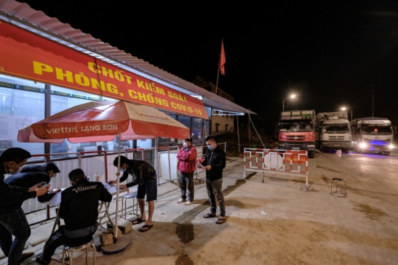 1 Tai Xe Nhan Vien Phuc Vu Den Cua Khau Phai Co Xet Nghiem Am Tinh Covid 19