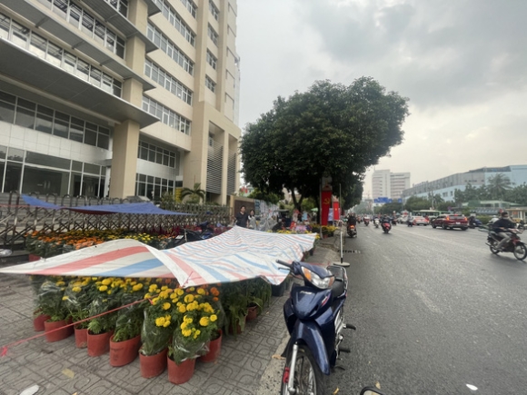 2 Chieu 26 1 Tphcm Bong Nhien Mua Rao Nguoi Ban Mai Cuc Dao Lo Lang