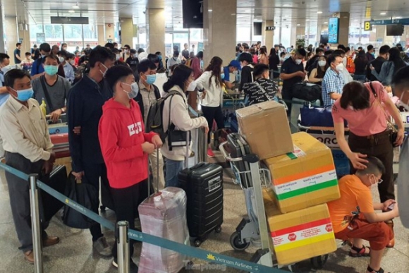 3 24 Thang Chap Bien Nguoi Chen Chan Ve Que An Tet O San Bay Tan Son Nhat