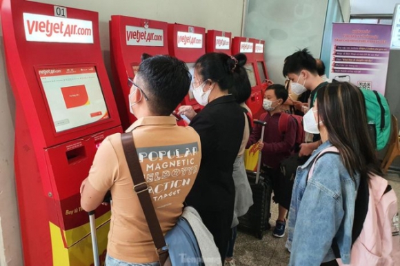 4 24 Thang Chap Bien Nguoi Chen Chan Ve Que An Tet O San Bay Tan Son Nhat