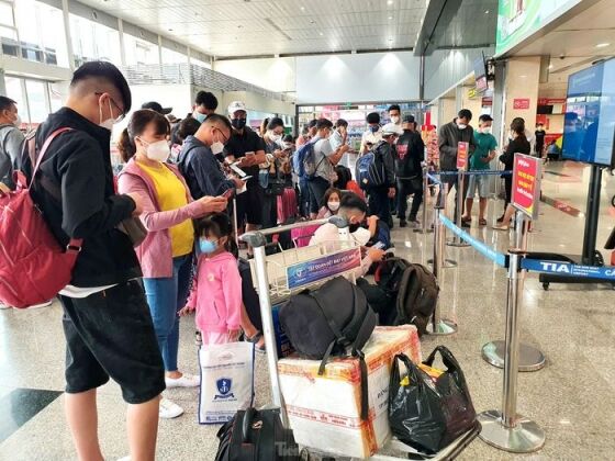 5 24 Thang Chap Bien Nguoi Chen Chan Ve Que An Tet O San Bay Tan Son Nhat