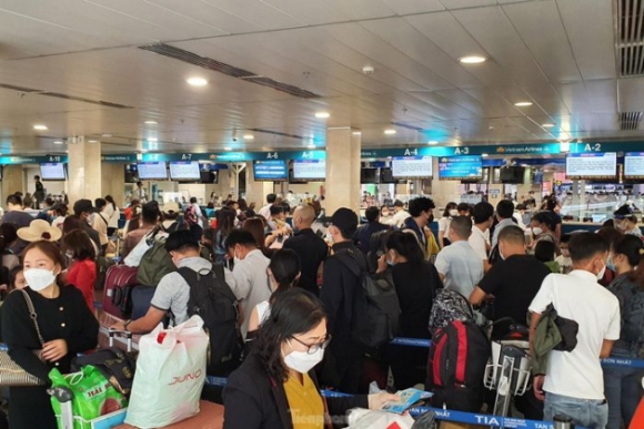 6 24 Thang Chap Bien Nguoi Chen Chan Ve Que An Tet O San Bay Tan Son Nhat