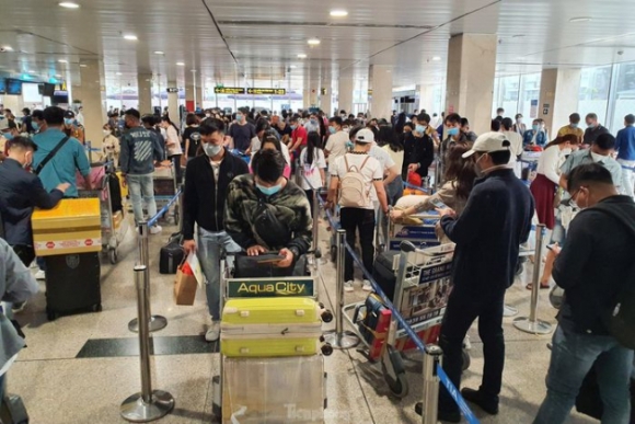 7 24 Thang Chap Bien Nguoi Chen Chan Ve Que An Tet O San Bay Tan Son Nhat