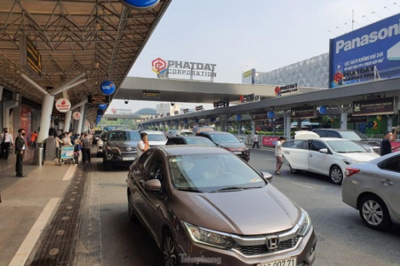 8 24 Thang Chap Bien Nguoi Chen Chan Ve Que An Tet O San Bay Tan Son Nhat