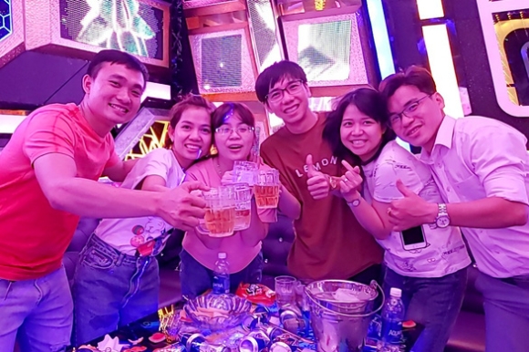 1 Dong Nai Mo Lai Hoat Dong Karaoke Bar Rap Chieu Phim
