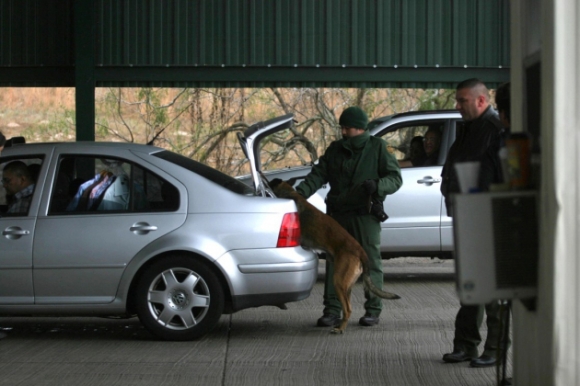 1 Dua Nguoi Nhap Cu Lau Vao My Bang Cach Giau Vao Quan Tai