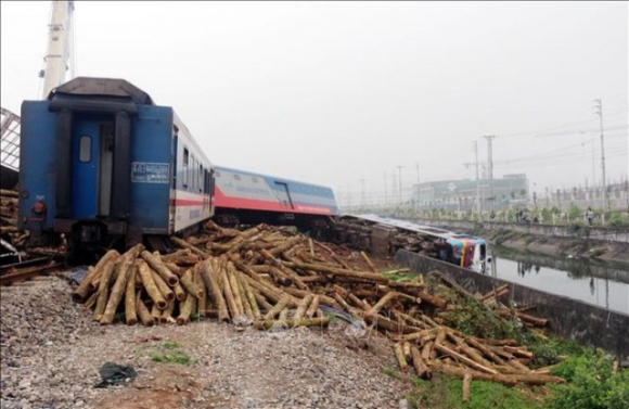 2 Va Cham Voi Xe Cho Go Tau Hoa Bi Lat Dau May Vang Toa Xuong Kenh