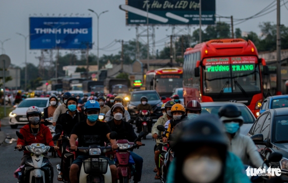 3 Nguoi Mien Tay Tranh Thu Ve Don Tet Som Xe Co Ngap Duong