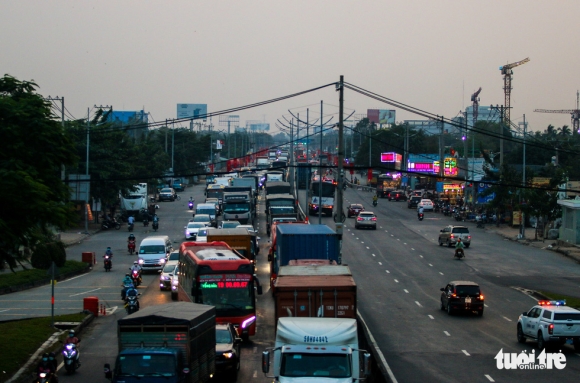 4 Nguoi Mien Tay Tranh Thu Ve Don Tet Som Xe Co Ngap Duong