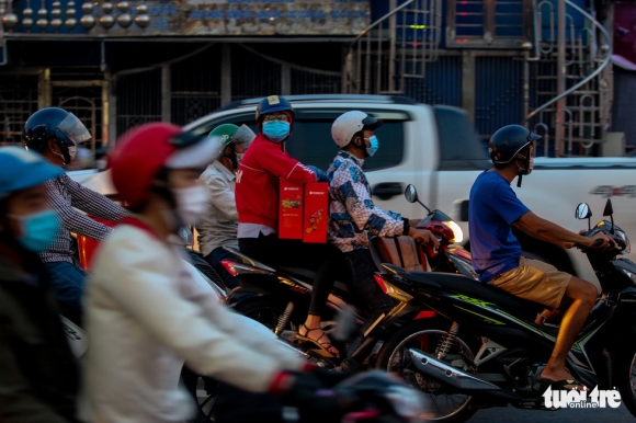 5 Nguoi Mien Tay Tranh Thu Ve Don Tet Som Xe Co Ngap Duong