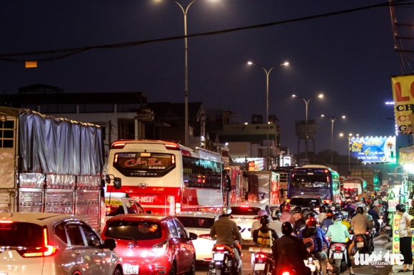 6 Nguoi Mien Tay Tranh Thu Ve Don Tet Som Xe Co Ngap Duong