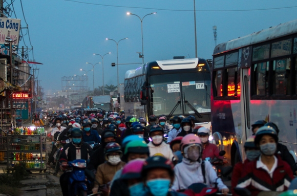 5 Dong Nghit Nguoi Dan Di Xe May Ve Mien Tay Don Tet Gian Nan Ma Vui