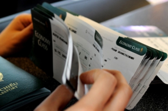 1 Bat Giu Thanh Nien Ban Ve May Bay Gia Cho Nguoi Viet O Nuoc Ngoai