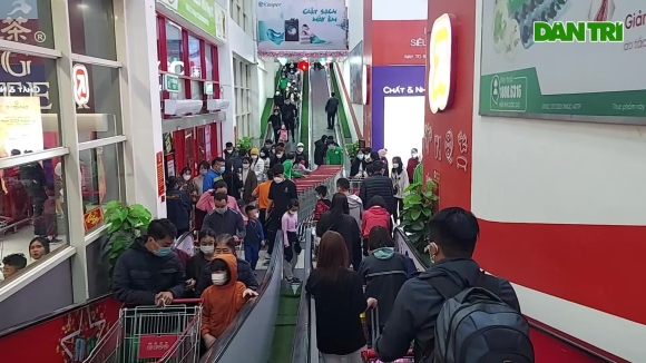 1 Nguoi Dan Ha Noi Do Xo Vao Sieu Thi Mua Sam Trong Ngay Dau Nghi Tet
