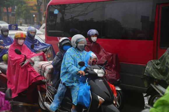 2 Nguoi Dan Doi Mua Roi Ha Noi Ve Que An Tet