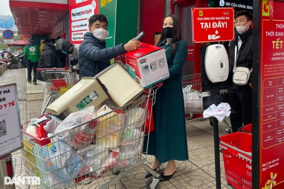 5 Nguoi Dan Ha Noi Do Xo Vao Sieu Thi Mua Sam Trong Ngay Dau Nghi Tet