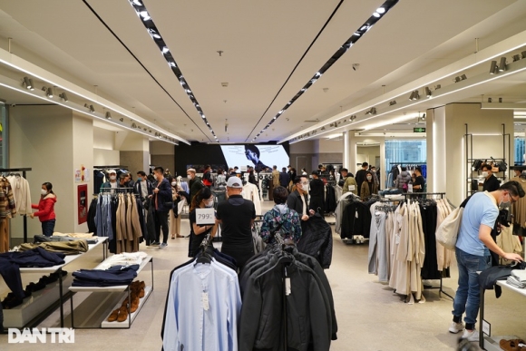 6 Nguoi Dan Ha Noi Do Xo Vao Sieu Thi Mua Sam Trong Ngay Dau Nghi Tet