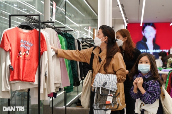 7 Nguoi Dan Ha Noi Do Xo Vao Sieu Thi Mua Sam Trong Ngay Dau Nghi Tet