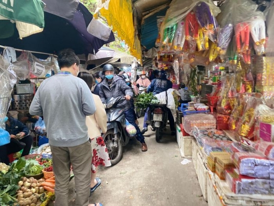 1 Nguoi Dan Hoi Ha Sam Sua Cho Sieu Thi Dong Nghit Khach Ngay 28 Tet