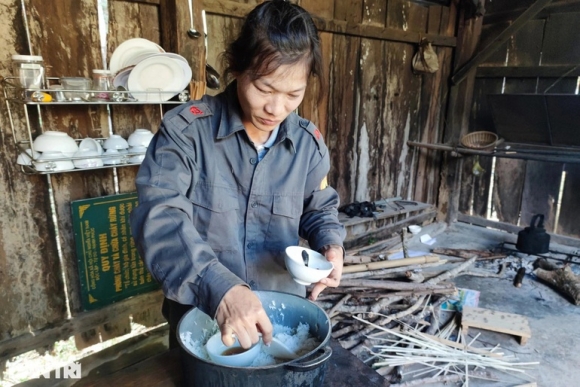 1 Nu Nhan Vien Giu Rung An Com Chan Nuoc Mam Ngam Ngui Trong Ngay Giap Tet