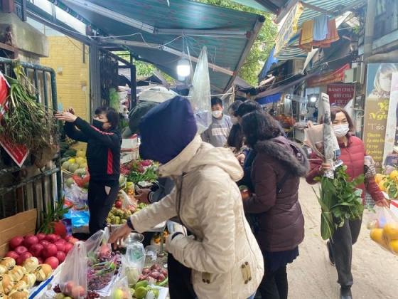 2 Nguoi Dan Hoi Ha Sam Sua Cho Sieu Thi Dong Nghit Khach Ngay 28 Tet