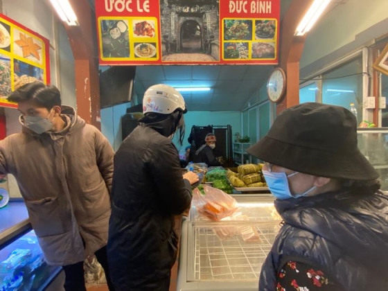 3 Nguoi Dan Hoi Ha Sam Sua Cho Sieu Thi Dong Nghit Khach Ngay 28 Tet