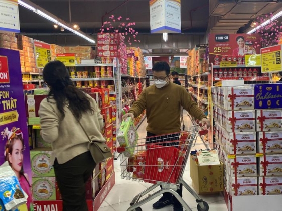 6 Nguoi Dan Hoi Ha Sam Sua Cho Sieu Thi Dong Nghit Khach Ngay 28 Tet