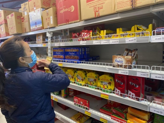 7 Nguoi Dan Hoi Ha Sam Sua Cho Sieu Thi Dong Nghit Khach Ngay 28 Tet