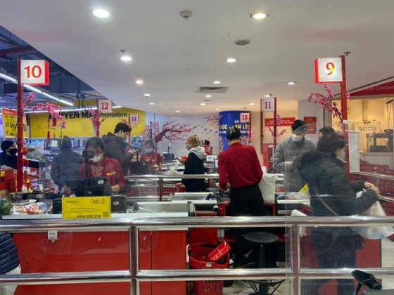 8 Nguoi Dan Hoi Ha Sam Sua Cho Sieu Thi Dong Nghit Khach Ngay 28 Tet