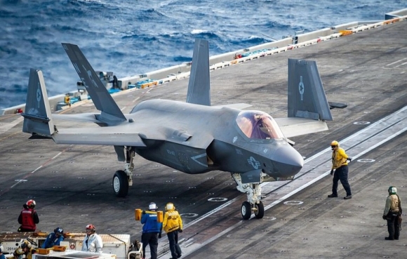 1 My Rao Riet Truc Vot Xac Tiem Kich F 35 Duoi Day Bien Dong