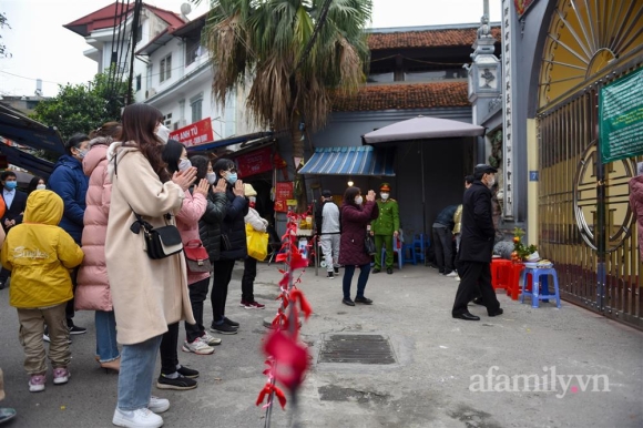 11 Ha Noi Nguoi Dan Toi Chua Vai Vong Cau Binh An Trong Ngay Mung 1 Tet