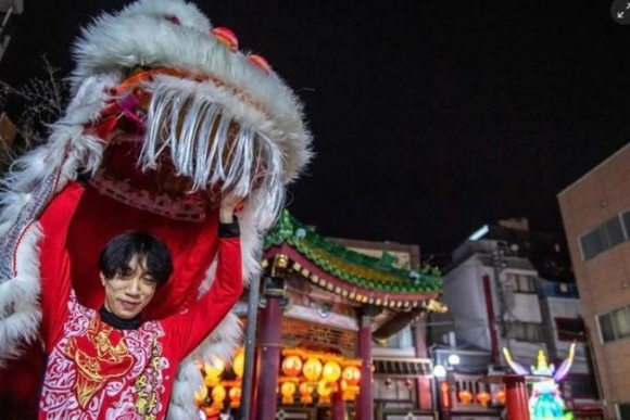 13 Hinh Anh Nguoi Dan Cac Nuoc Tung Bung Don Tet Nham Dan