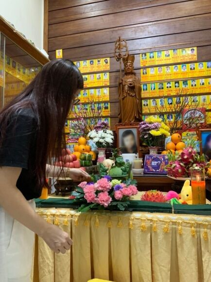 1 Me Be Va Lan Dau Xuat Hien Sau Vu Viec Dau Long Tu Tay Cam Hoa Bay Le Tren Ban Tho Con Trong Ngay Dau Nam Moi